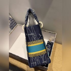 DIOR Lady D-Lite можно носить в руке, на плече или через плечо. П