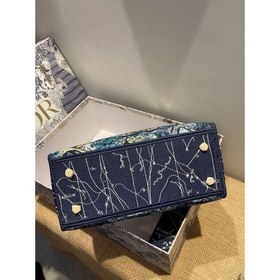 DIOR Lady D-Lite можно носить в руке, на плече или через плечо. П