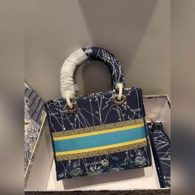 DIOR Lady D-Lite можно носить в руке, на плече или через плечо. П