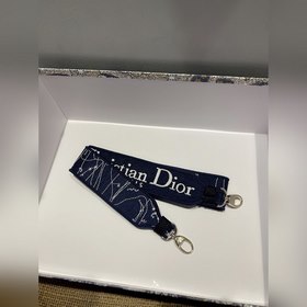 DIOR Lady D-Lite можно носить в руке, на плече или через плечо. П
