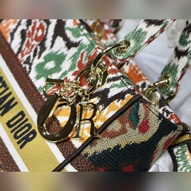 DIOR Lady Dior вышивка серия «Кленовый лист» светло-золотистого ц