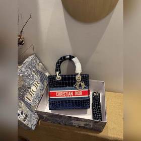 DIOR Lady D-Lite можно носить в руке, на плече или через плечо. П