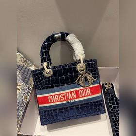 DIOR Lady D-Lite можно носить в руке, на плече или через плечо. П