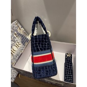 DIOR Lady D-Lite можно носить в руке, на плече или через плечо. П