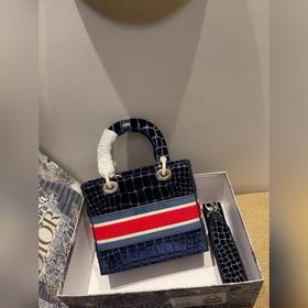 DIOR Lady D-Lite можно носить в руке, на плече или через плечо. П