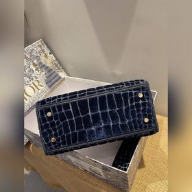 DIOR Lady D-Lite можно носить в руке, на плече или через плечо. П