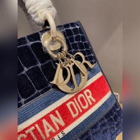 DIOR Lady D-Lite можно носить в руке, на плече или через плечо. П