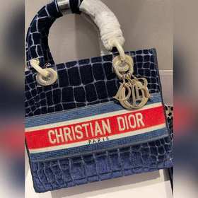 DIOR Lady D-Lite можно носить в руке, на плече или через плечо. П