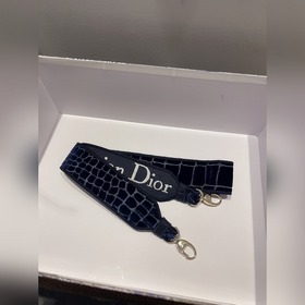 DIOR Lady D-Lite можно носить в руке, на плече или через плечо. П