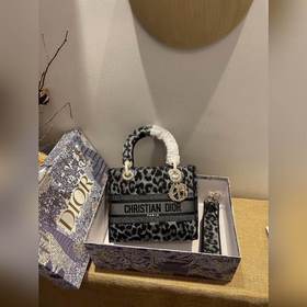 DIOR Lady D-Lite можно носить в руке, на плече или через плечо. П