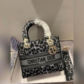 DIOR Lady D-Lite можно носить в руке, на плече или через плечо. П