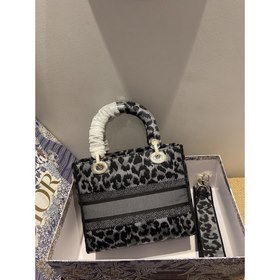 DIOR Lady D-Lite можно носить в руке, на плече или через плечо. П