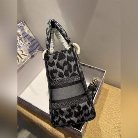 DIOR Lady D-Lite можно носить в руке, на плече или через плечо. П