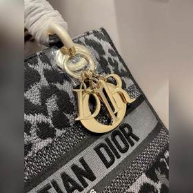 DIOR Lady D-Lite можно носить в руке, на плече или через плечо. П