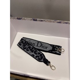 DIOR Lady D-Lite можно носить в руке, на плече или через плечо. П