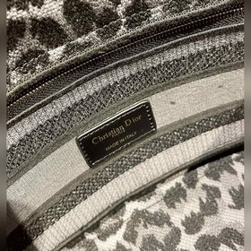 DIOR Lady D-Lite можно носить в руке, на плече или через плечо. П