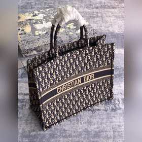Сумка Dior Book Tote Эта большая сумка Dior Book Tote в синем цве