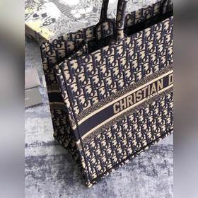 Сумка Dior Book Tote Эта большая сумка Dior Book Tote в синем цве