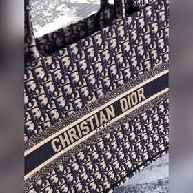 Сумка Dior Book Tote Эта большая сумка Dior Book Tote в синем цве