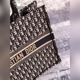 Сумка Dior Book Tote Эта большая сумка Dior Book Tote в синем цве