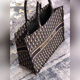 Сумка Dior Book Tote Эта большая сумка Dior Book Tote в синем цве