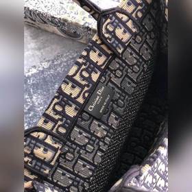 Сумка Dior Book Tote Эта большая сумка Dior Book Tote в синем цве