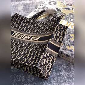 Сумка Dior Book Tote Эта большая сумка Dior Book Tote в синем цве