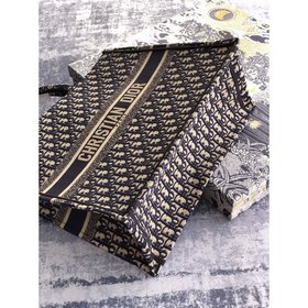 Сумка Dior Book Tote Эта большая сумка Dior Book Tote в синем цве