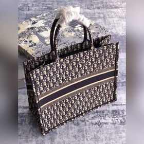 Сумка Dior Book Tote Эта большая сумка Dior Book Tote в синем цве