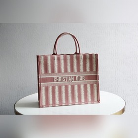 Серия DI0R Book Tote, модель 1286 Техника батик в сочетании с выш