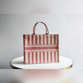 Серия DI0R Book Tote, модель 1286 Техника батик в сочетании с выш