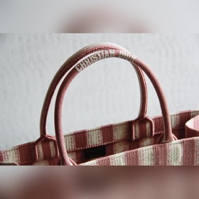 Серия DI0R Book Tote, модель 1286 Техника батик в сочетании с выш