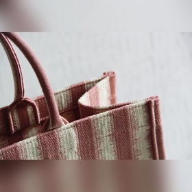 Серия DI0R Book Tote, модель 1286 Техника батик в сочетании с выш