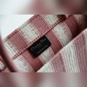 Серия DI0R Book Tote, модель 1286 Техника батик в сочетании с выш