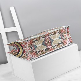Классическая модель, доступны товары высокого и стандартного каче