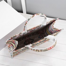 Классическая модель, доступны товары высокого и стандартного каче