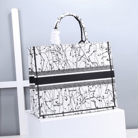 DIOR Book Tote Сумка-тоут с вышивкой Эта сумка, вдохновленная кр