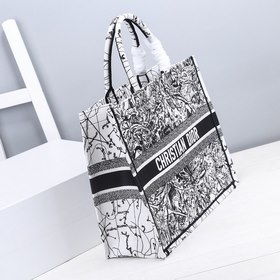 DIOR Book Tote Сумка-тоут с вышивкой Эта сумка, вдохновленная кр