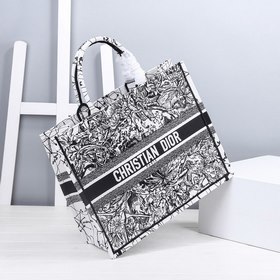 DIOR Book Tote Сумка-тоут с вышивкой Эта сумка, вдохновленная кр