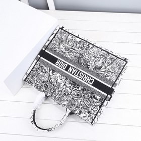 DIOR Book Tote Сумка-тоут с вышивкой Эта сумка, вдохновленная кр