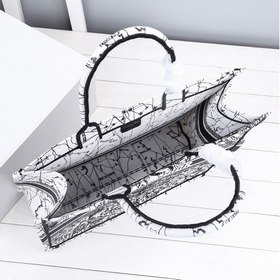 DIOR Book Tote Сумка-тоут с вышивкой Эта сумка, вдохновленная кр