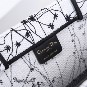 DIOR Book Tote Сумка-тоут с вышивкой Эта сумка, вдохновленная кр