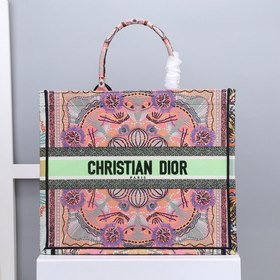 Сумка DIOR Book Tote с вышивкой Эта сумка, вдохновленная креативн