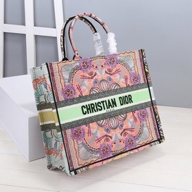 Сумка DIOR Book Tote с вышивкой Эта сумка, вдохновленная креативн