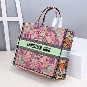 Сумка DIOR Book Tote с вышивкой Эта сумка, вдохновленная креативн