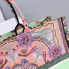 Сумка DIOR Book Tote с вышивкой Эта сумка, вдохновленная креативн