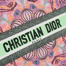Сумка DIOR Book Tote с вышивкой Эта сумка, вдохновленная креативн