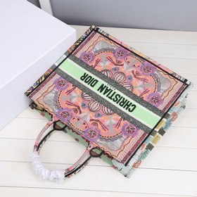 Сумка DIOR Book Tote с вышивкой Эта сумка, вдохновленная креативн