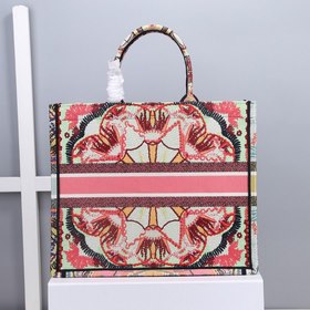 Сумка DIOR Book Tote с вышивкой Эта сумка, вдохновленная креативн