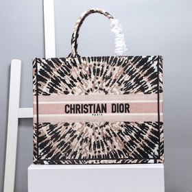 DIOR Book Tote Вышивка Эта сумка, вдохновленная креативным дирек